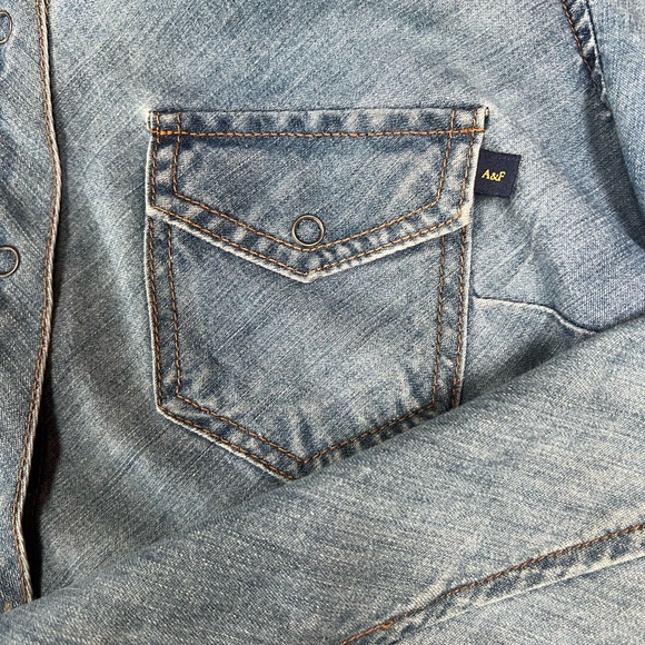 Abercrombie & Fitch. Women’s Denim Shirt. Size M - Picture 3 of 4